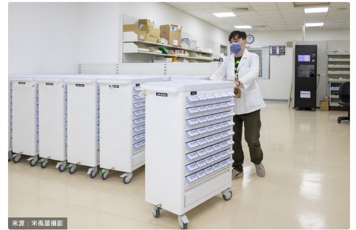 智慧藥盒運輸車會從藥局運送到各樓層的護理站。 來源：宋禹頡攝影