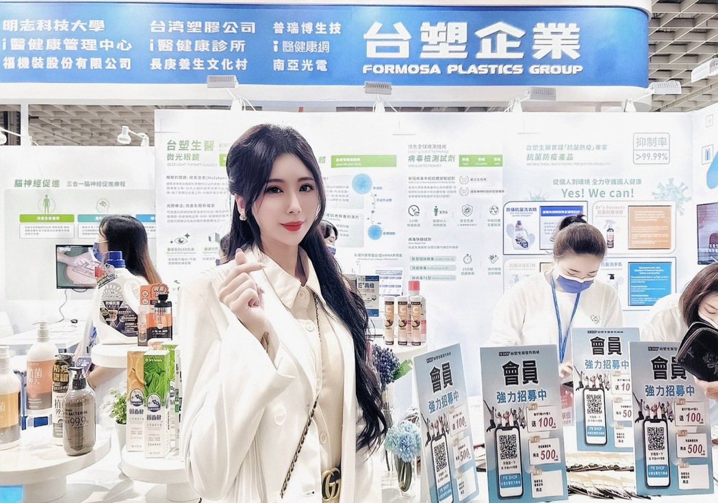通靈歌手甄馨受邀出席台灣醫療科技展台塑生醫活動，引來大批鐵粉關注。業者／提供