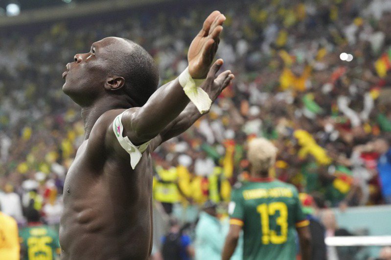 世足賽G組比賽，喀麥隆以1比0戰勝巴西。圖為喀麥隆球員阿布巴卡爾在比賽中慶祝進球。
 新華社