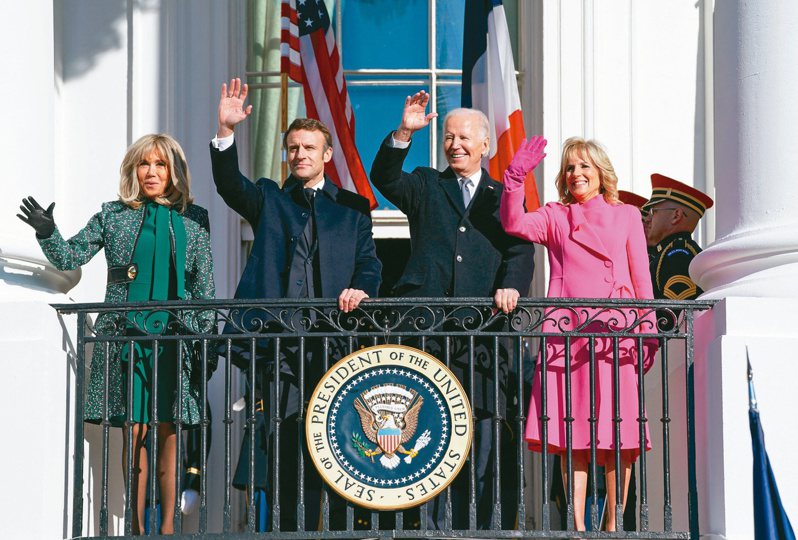 法國總統馬克宏伉儷（左起）赴白宮，這也是拜登總統上任後接待的第一位國家元首。（路透）