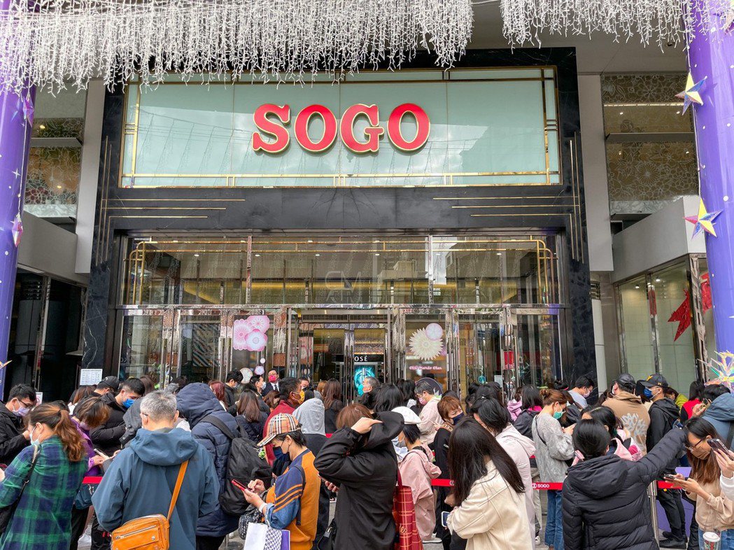 SOGO新竹店壓軸周年慶日開跑，消費者排隊等候開店搶優惠。業者／提供
