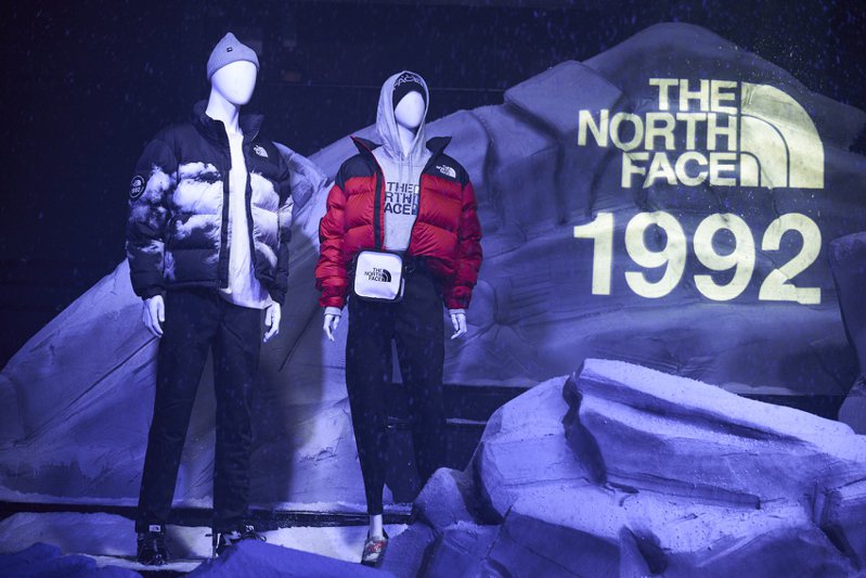全新限定版的Nuptse系列外套，復刻了1992年的初版剪裁，並採用黑、紅拼接的配色，以及印刷了雪山意象圖案款式，並搭配30周年限定袖章設計。圖／The North Face提供