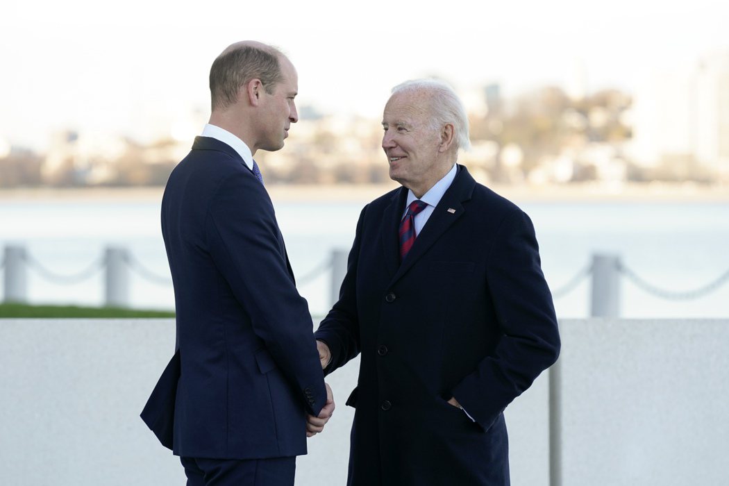 美國總統拜登（圖右）2日在波士頓會見英國威廉王子（圖左）。美聯社