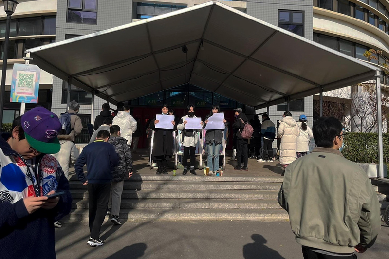 圖為北京清華大學學生11月27日手持白紙表達訴求。美聯社