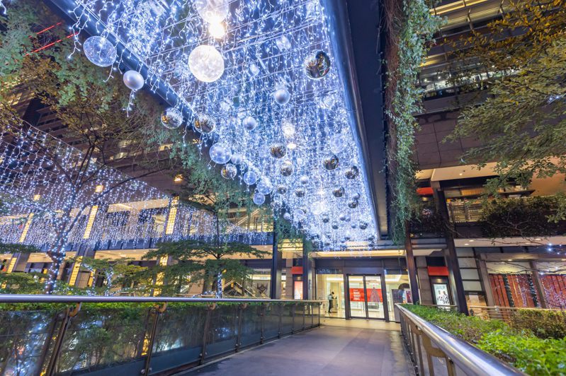 「2022繽紛耶誕玩台北」登場，圖為「派對星河」燈飾。圖／台北市商業處提供