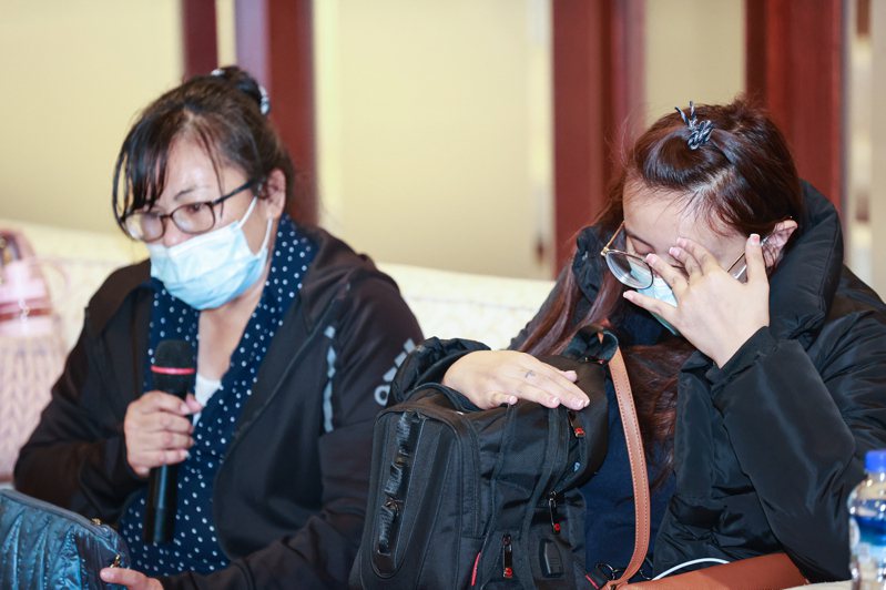 花蓮青年曾聖光家人上月30日將他骨灰帶回台灣，母親（左）在機場發表談話，妻子（右）抱著骨灰罈不時拭淚。圖／本報資料照片