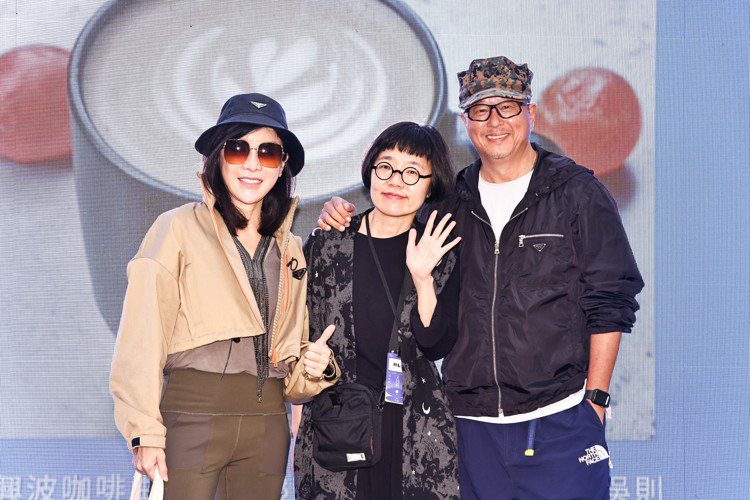 （由左至右）王偉忠夫人、聯合報系娛樂生活事業部總經理錢欽青、「綜藝教父」王偉忠。...
