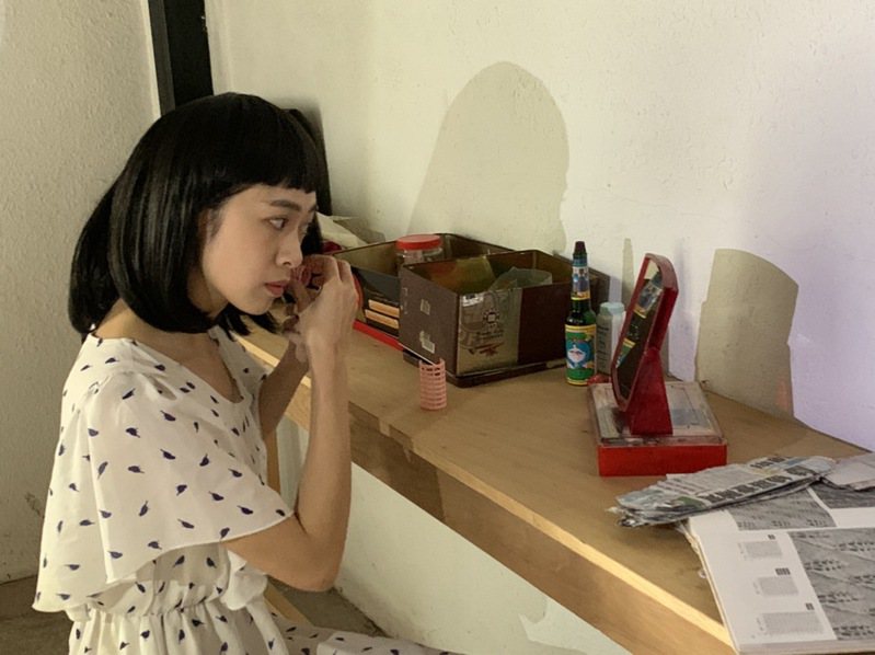 飾演二女兒李清平的演員呈現相當愛漂亮，還會剪報紙塞進鞋子裡增高的樣貌。記者翁唯真／攝影