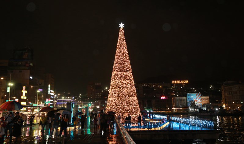 基隆海港18米耶誕樹點燈成拍照熱點，照亮8年城市蛻變。圖／基隆市政府提供