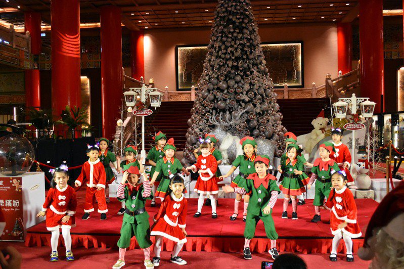 2022圓山聖誕音樂季點燈儀式，星星國New New舞團。圖／圓山大飯店提供