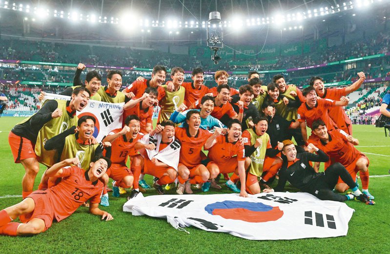 南韓晉級十六強後全隊欣喜若狂。（路透）