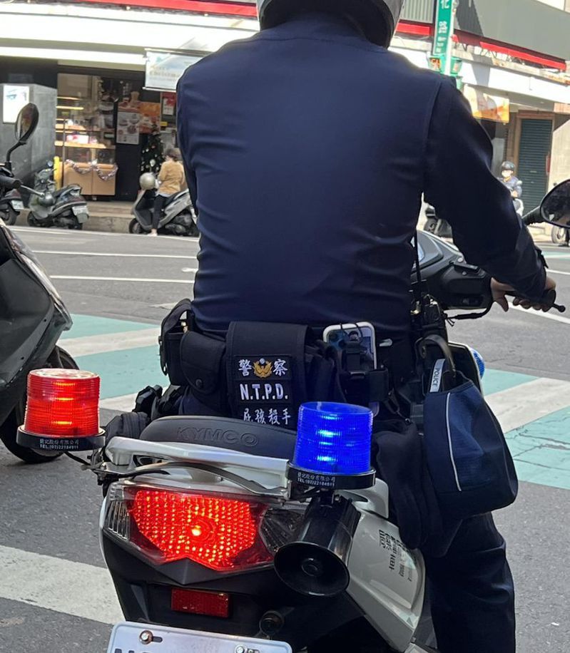 警察的腰包上繡有「屁孩殺手」四字。圖擷自爆料公社