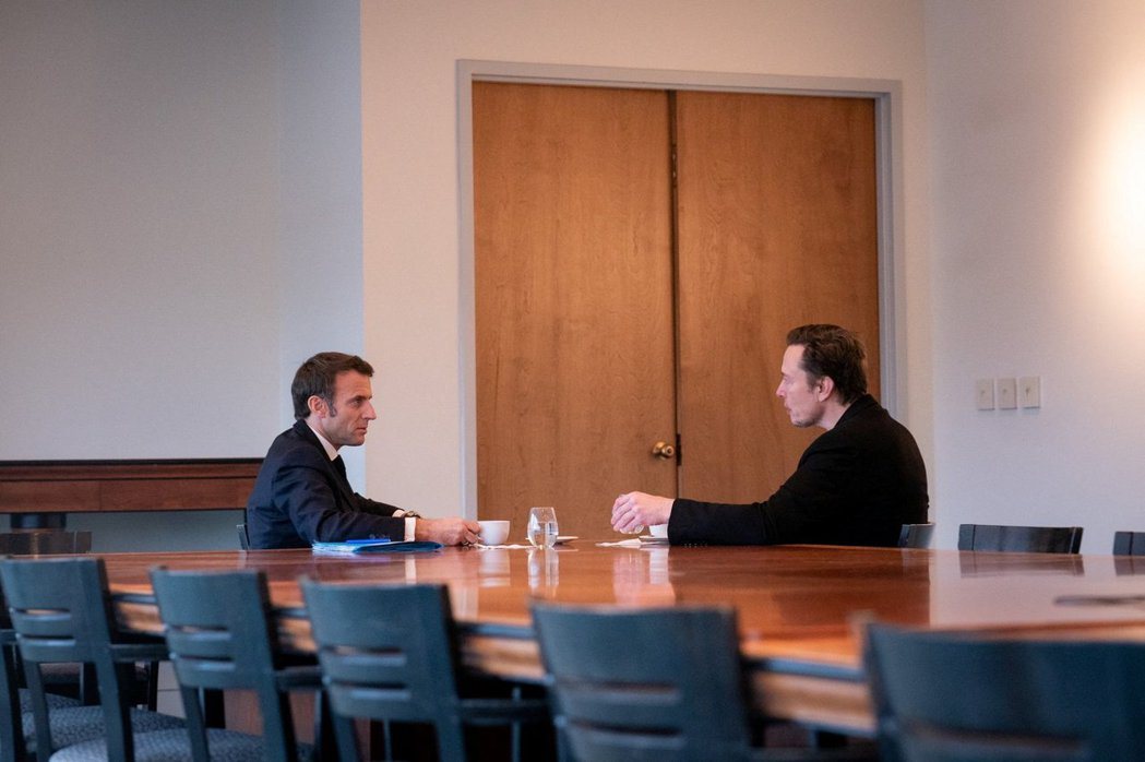 圖為推特2日發布馬斯克（右）在紐奧良會晤法國總統馬克宏的照片。路透