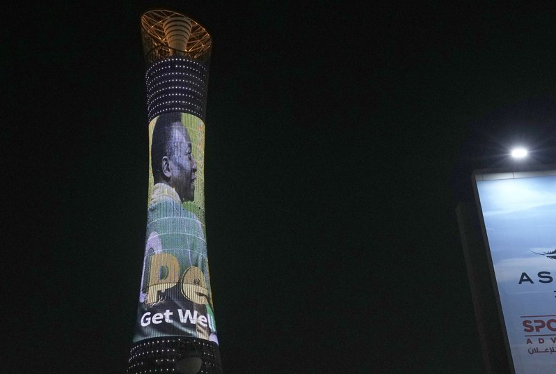 2022年世界盃足球賽地主國卡達今天在一座建築物上秀出巴西足球巨星比利（Pele）的巨型照片，祝福他「早日康復」。 美聯社