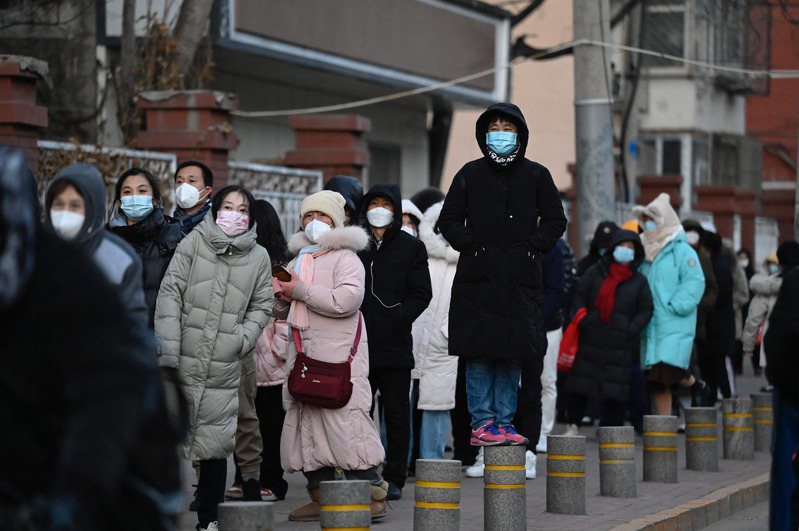 中國防疫措施鬆綁後，北京市1週以來大舉撤除社會面核酸檢測站，造成民眾大排長龍怨氣沖天後，今天起又迅速恢復這些檢測站，試圖平息彌漫全市的強大民怨。圖／法新社