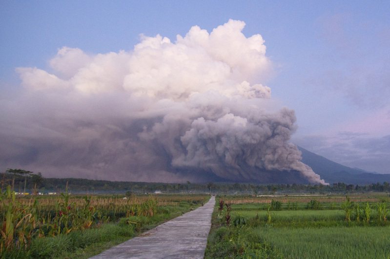 印尼東爪哇省塞梅魯火山（Mount Semeru）於當地時間4日早上發生大規模噴發。美聯社 美聯社