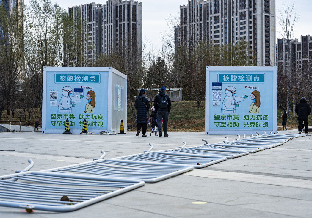 大陸各地鬆綁防疫，圖為北京朝陽區望京街道一處暫停服務的核酸檢測採樣點。（中新社）