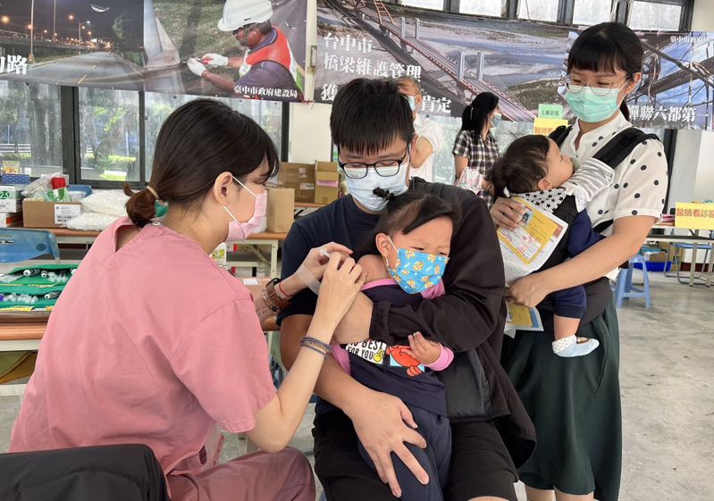 台中市今天有不少家庭舉家到文心森林公園疫苗接種站接種新冠疫苗、流感疫苗。圖／診所醫師施勝桓提供