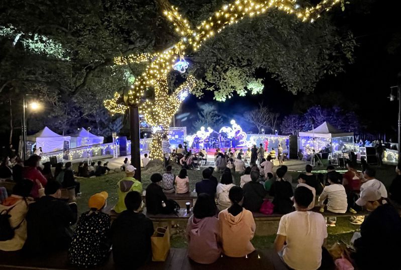 參山處耶誕跨年山谷燈光節昨晚在谷關谷關溫泉公園舉行點燈音樂會。圖／參山處提供