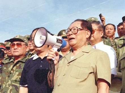 新華社發布一批江澤民生平照。圖為1998年8月他在洪湖市烏林鎮中沙角險段大堤上，向洪搶險的軍民發表講話。（新華社）
