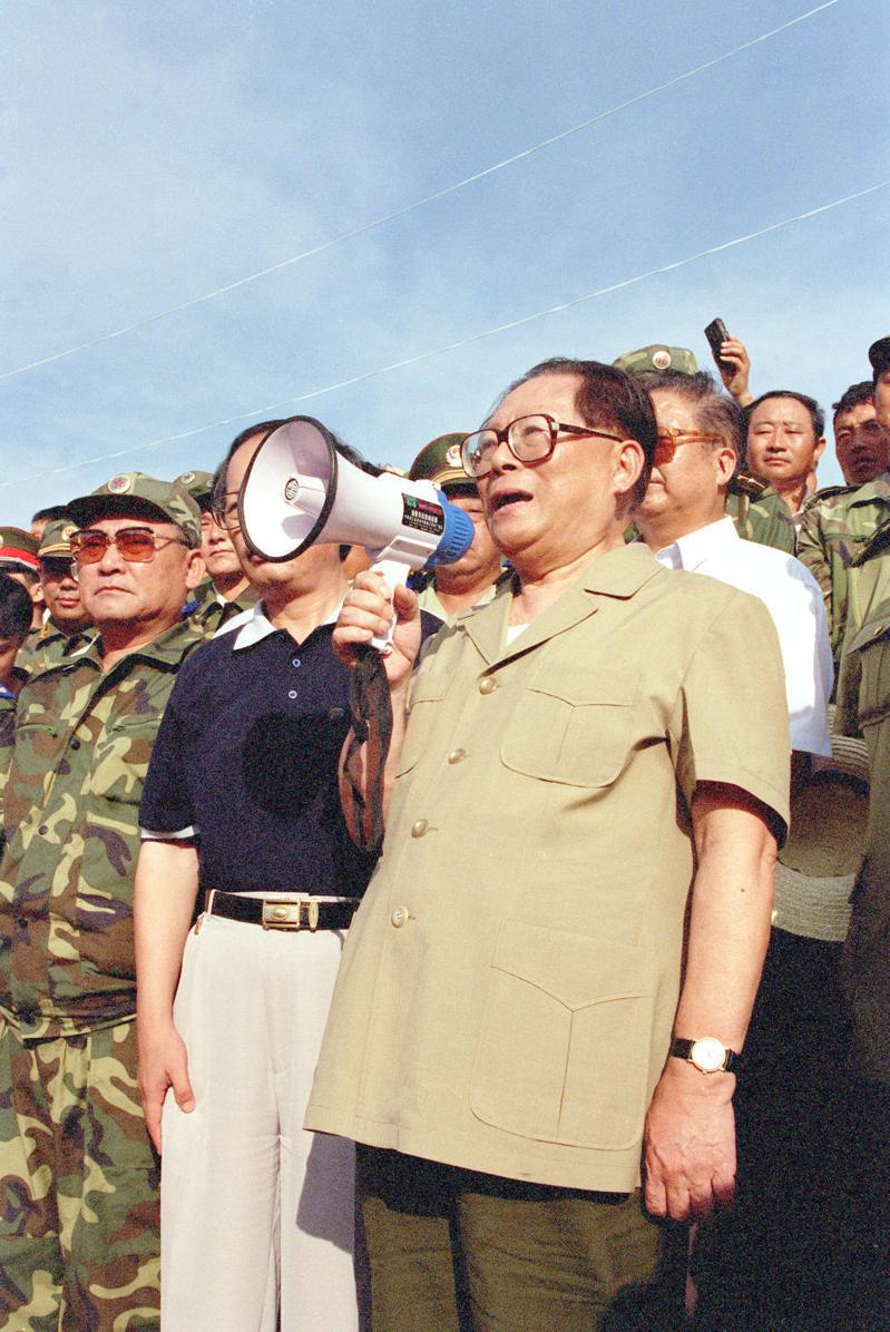 新華社發布一批江澤民生平照。圖為1998年8月他在洪湖市烏林鎮中沙角險段大堤上，向洪搶險的軍民發表講話。（新華社）