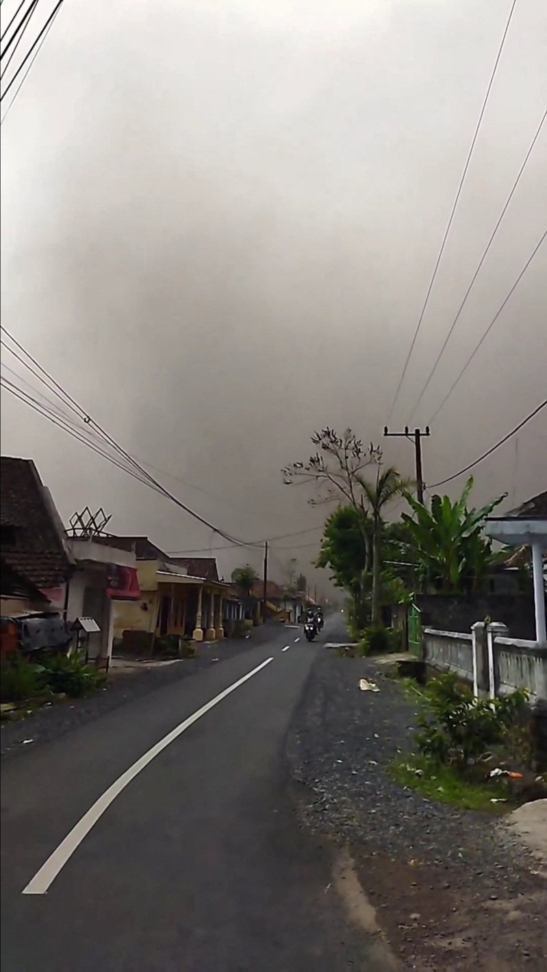 印尼火山地質減災中心(PVMBG)已將塞梅魯火山噴發警報從第三級提高到最高級第四級，當局已開始疏散居民。路透