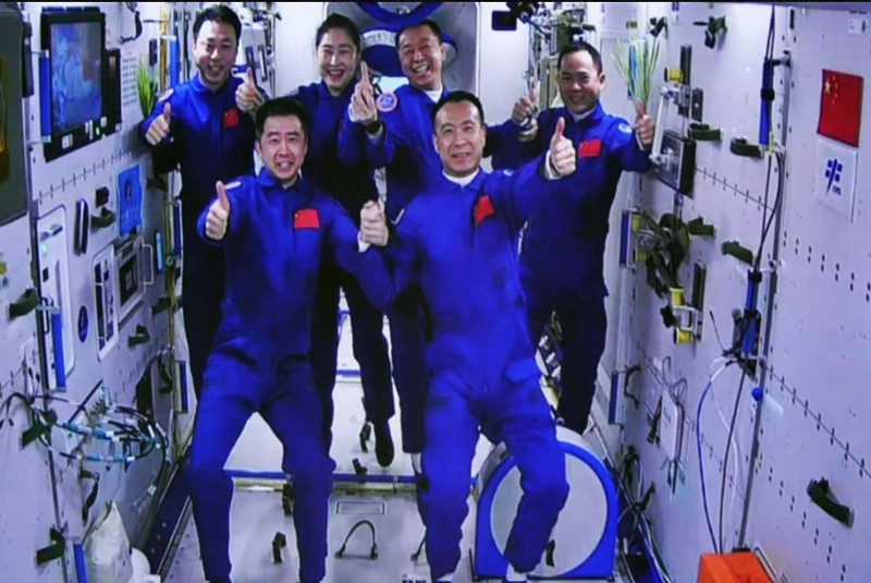 中國大陸神舟14號與15號兩個乘組共六名太空人11月30日在天和核心艙會師，創下同時六人同時在軌的中國紀錄。美聯社