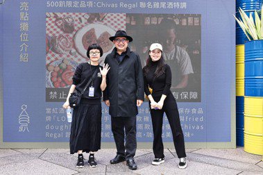 作家李清志（中）連續三年到場支持500趴，他特別喜歡現場展現的多元性。圖／500輯採訪團隊攝影