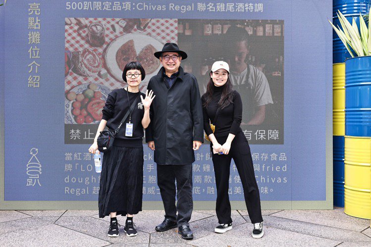作家李清志（中）連續三年到場支持500趴，他特別喜歡現場展現的多元性。圖／500...