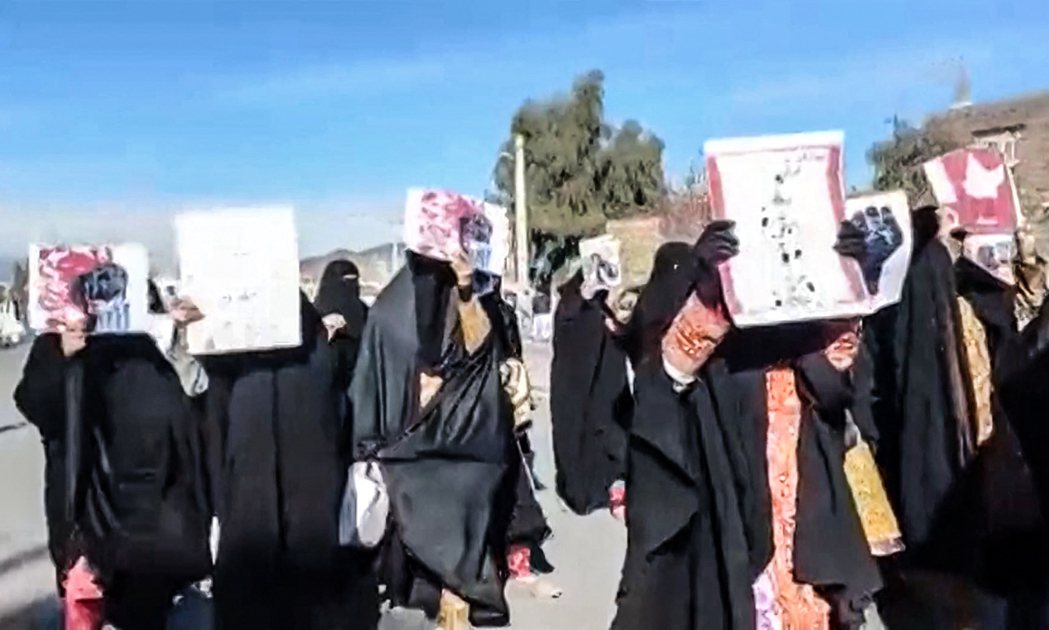 伊朗東南部希斯坦-俾路支省薩赫丹的婦女11月25日正進行抗議。法新社
