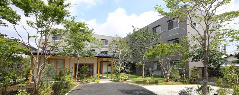 日本銀木犀老人住宅打造友善社區，讓長者成功老化。圖為銀木犀老人住宅其中一棟的外觀...