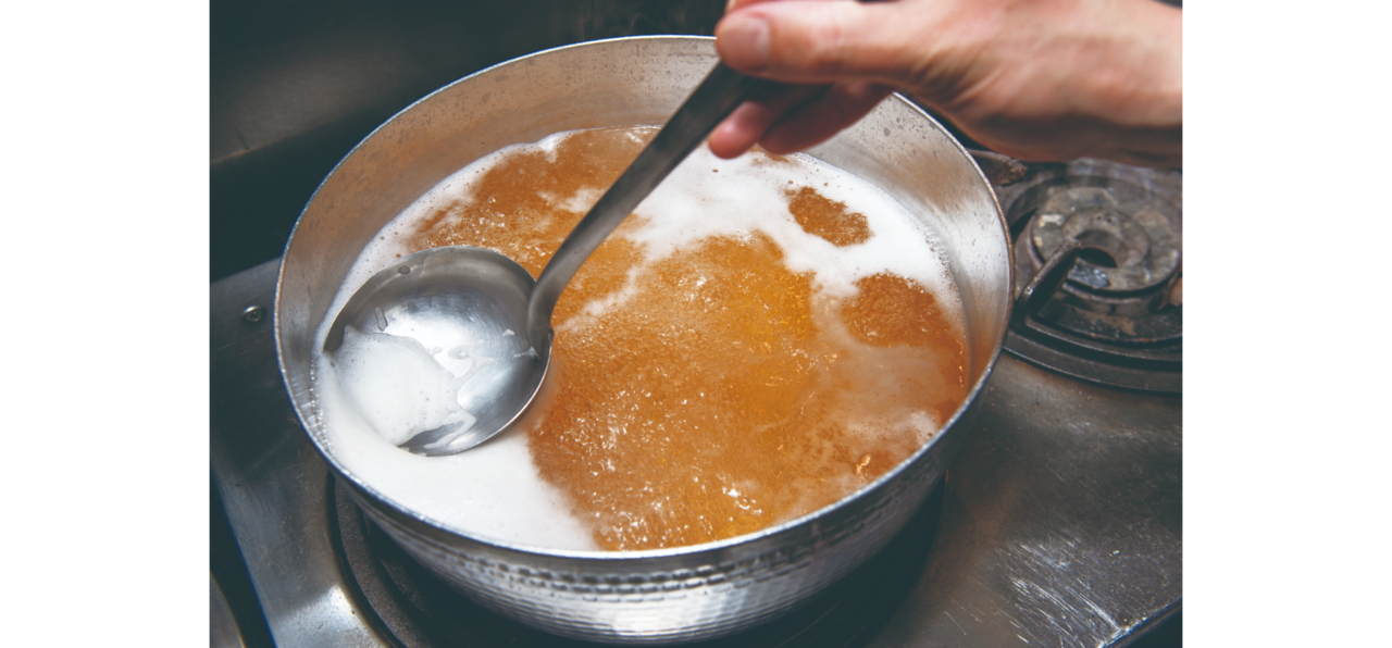 【一番高湯】開火加熱昆布高湯。待沸騰後，撈去浮沫。 圖／采實文化 提供