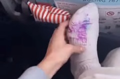 機上睡醒見白襪子都是塗鴉！網友影片討拍反被嫌：自作自受
