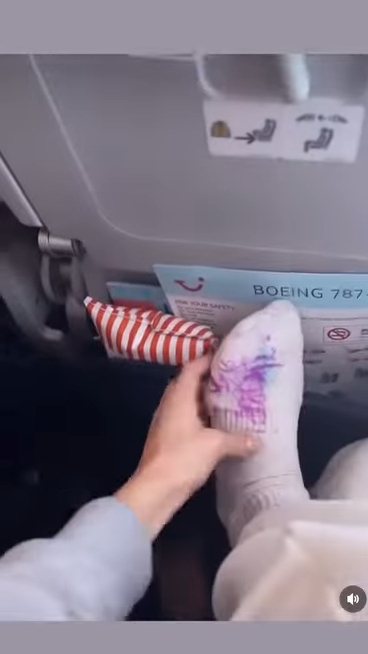一位外國網友在飛機上睡醒後，發現襪子出現不明塗鴉。圖擷自IG