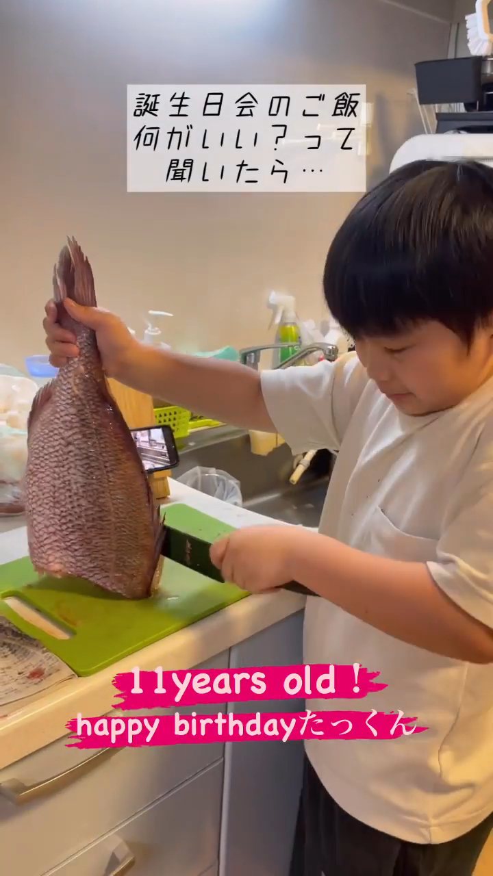 一位日本小學生自己支解整隻鯛魚做成生日大餐。圖擷自IG