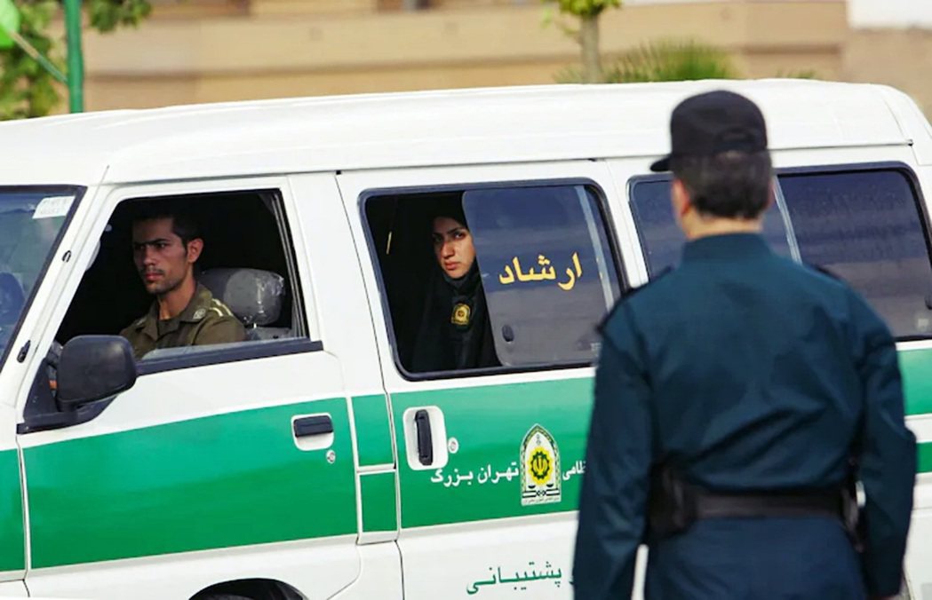 圖為2007年被因「服裝儀容問題」而被警察押上車的伊朗女性。 圖／法新社