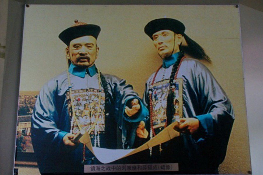 1885年鎮海之戰時的寧紹台道薛福成（右）與浙江巡撫劉秉璋（左）像。 圖／維基共享
