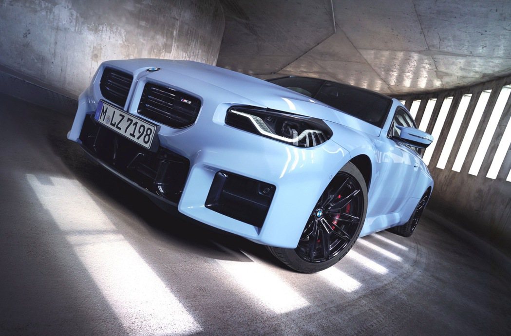 全新專屬BMW M2的雙腎型橫柵式水箱護罩採無邊框設計，搭配大面積的矩形下氣壩與...