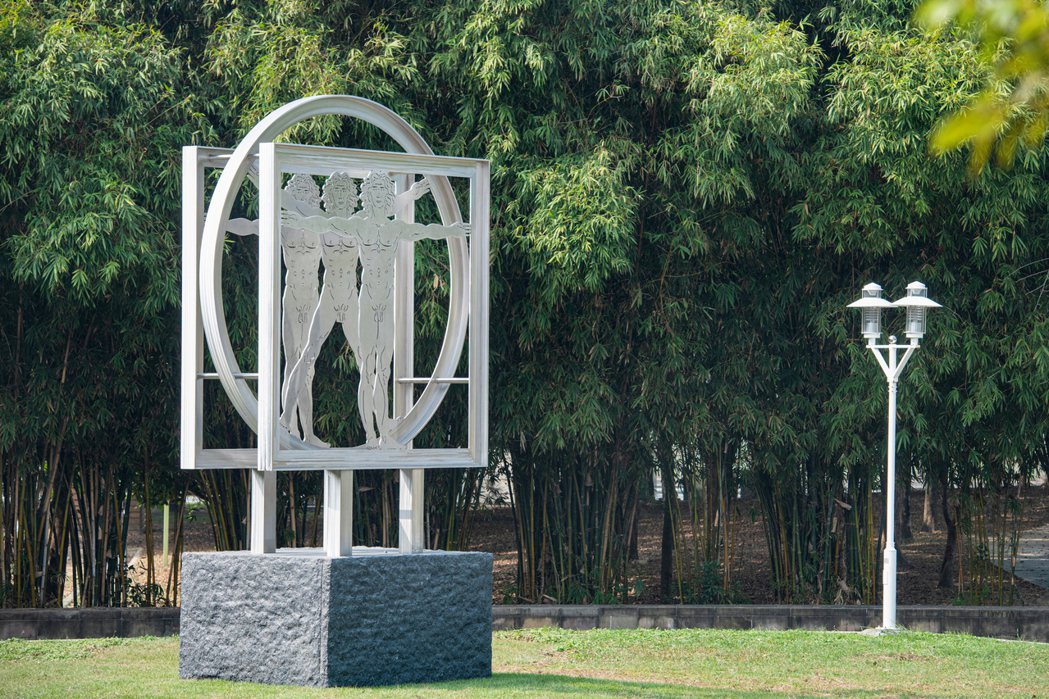 美國雕塑家布勒奇不鏽鋼雕塑作品〈維特魯威人〉位於台南都會公園北側。 圖／奇美博物...