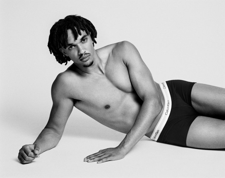 英格蘭國家足球隊的Trent Alexander-Arnold詮釋Calvin Klein Underwear形象廣告。圖／Alasdair McLellan拍攝（Calvin Klein提供）