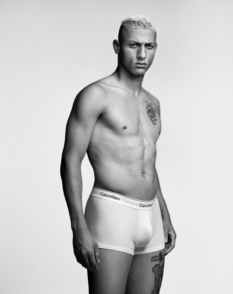 巴西國家足球隊的成員Richarlison詮釋Calvin Klein Underwear形象廣告。圖／Alasdair McLellan拍攝（Calvin Klein提供）