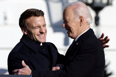 拜登總統（右）與法國總統馬克宏（左）。（路透）