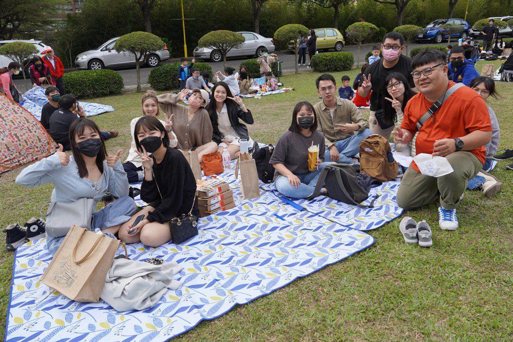 大葉大學婚慶學程校友一起回母校參加野餐活動。 大葉大學/提供。
