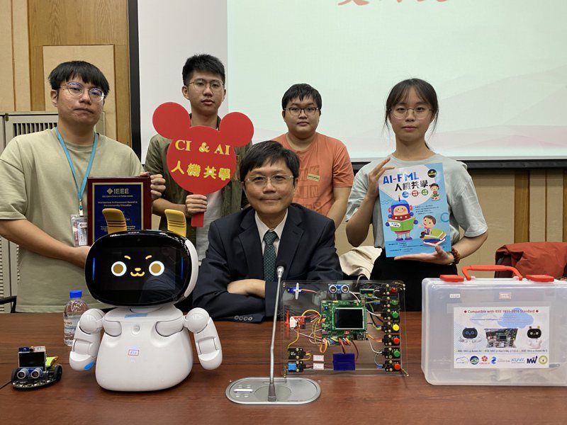 國立台南大學資工系教授李健興與團隊，花費15年時間，研發AI教材，適合國小到高中的學生，這項成就獲得國際電機電子工程師學會（IEEE）肯定，頒給「大學前教育功勳成就獎」。記者修瑞瑩／攝影