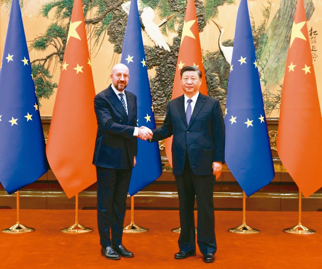 中國國家主席習近平（右）1日會見到訪的歐洲理事會主席米歇爾。新華社
