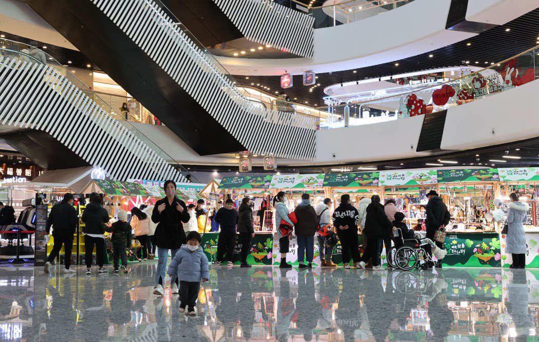 北京多家商場陸續恢復營業，又見人潮。（中新社）
