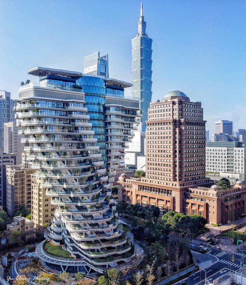 位於台北市信義計畫區的陶朱隱園，號稱全球首棟旋轉藝術宅，也是全台最貴超級豪宅，個案因獨特螺旋式外觀，獲《CNN》評選為全球9大城市地標，自2012年打造，迄今已逾十年。圖／中華工程提供