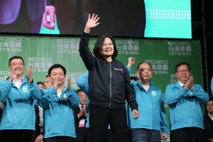 蔡英文在2020總統大選中，喊出「台灣撐香港」的口號，大賣「芒果乾」，最終以817萬票大勝。 圖／聯合報系資料照片