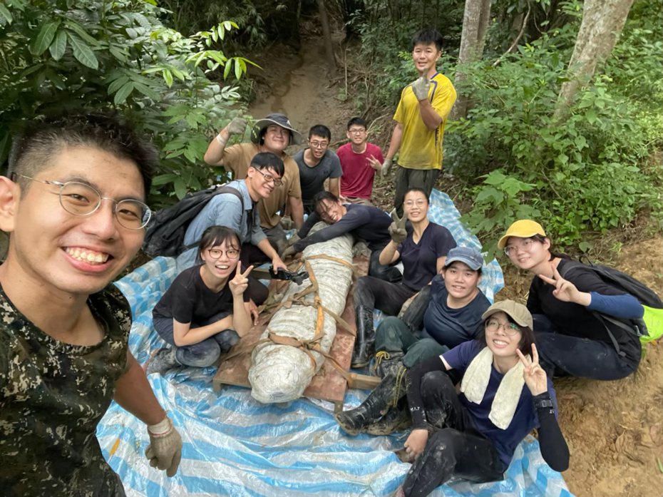 成大與科博館及海內外學者、學生一起發掘台灣史上最完整的鯨魚化石。圖／成大提供