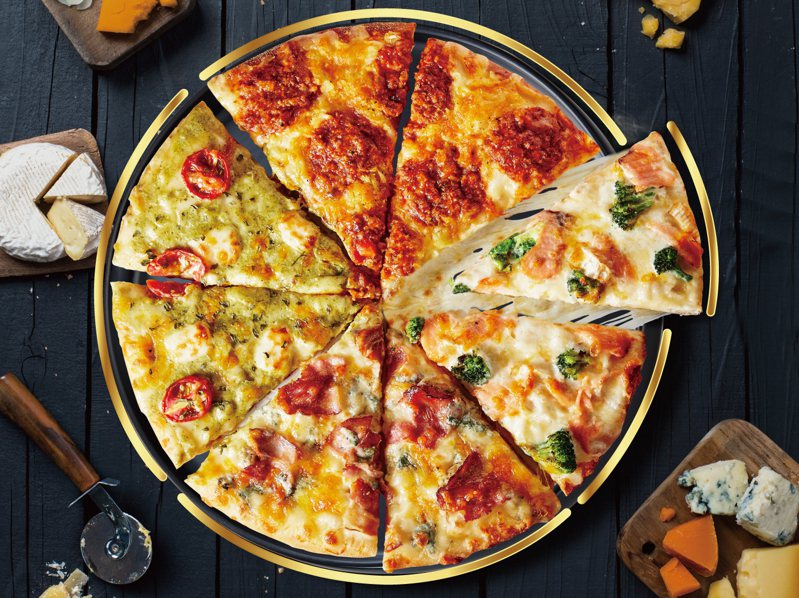 達美樂推出「世界十大起司四喜披薩」外帶大披薩優惠價450元，外帶小披薩優惠價300元。圖／達美樂提供